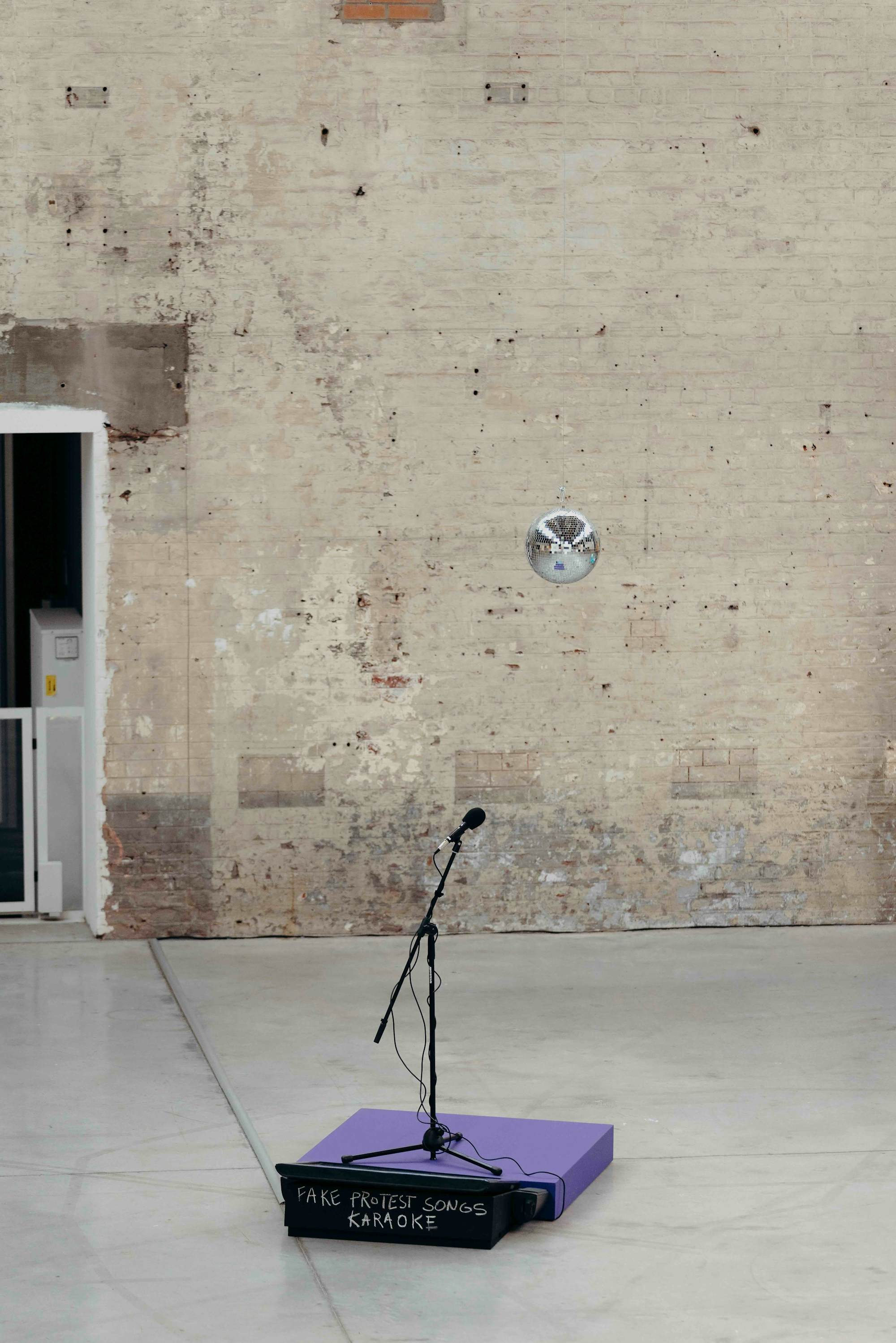 Filip MARKIEWICZ, Fake Protest Songs Karaoke, 2015. Collection de la Province de Hainaut. Photo : Leslie Aramonow