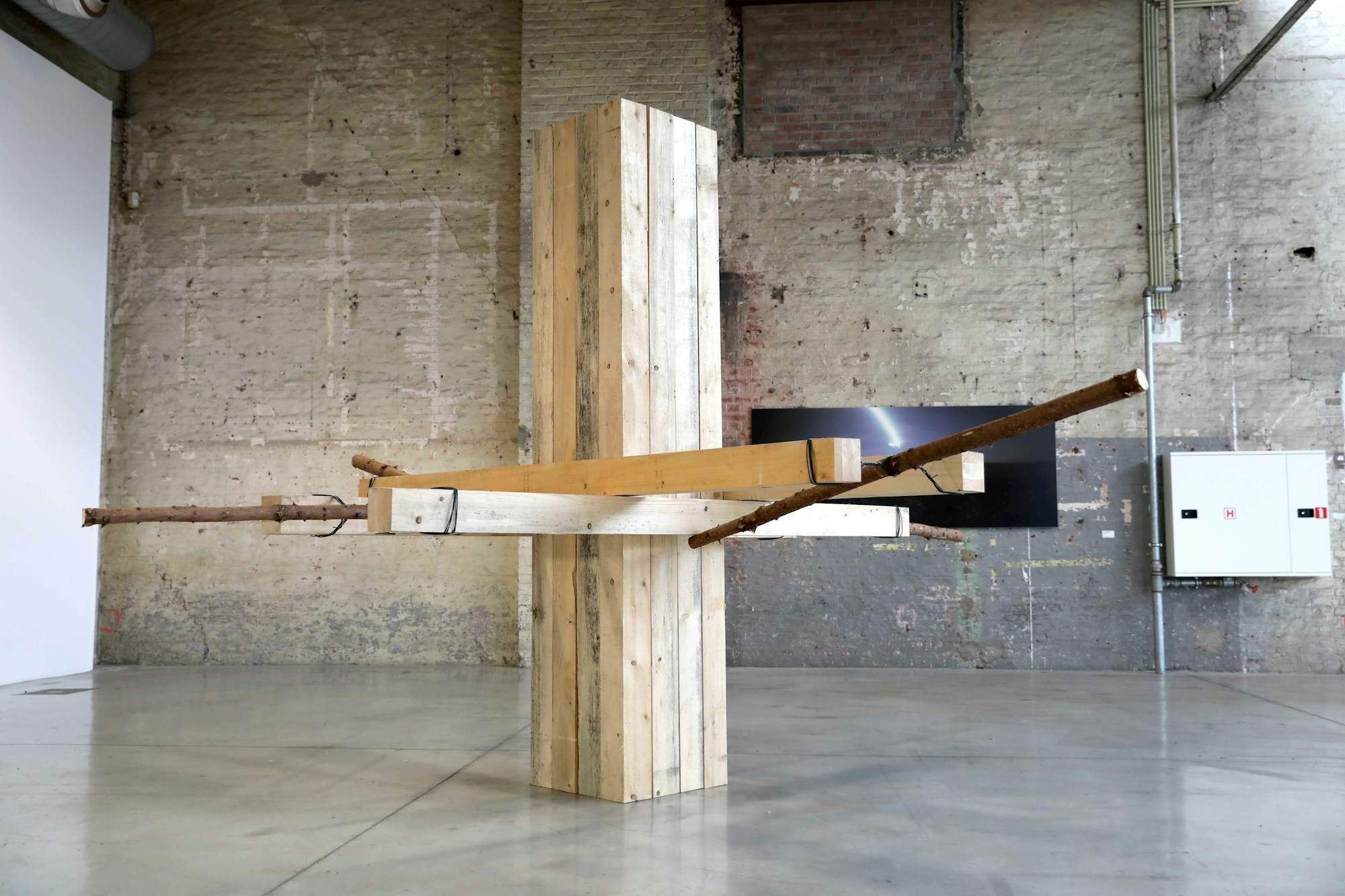 Francis Feilder, "Elastikommunikation mit 20 Holzbalken und 4 Fichtenhebel", 1992. Collection du BPS22. Photo : BPS22