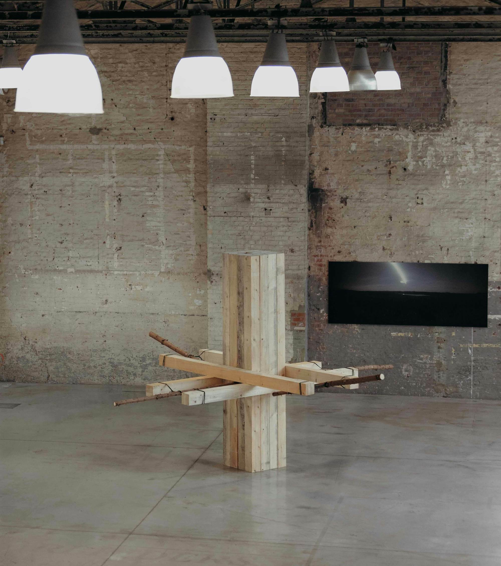 Francis Feilder, "Elastikommunikation mit 20 Holzbalken und 4 Fichtenhebel", 1992. Collection du BPS22. Photo : Leslie Artamonow