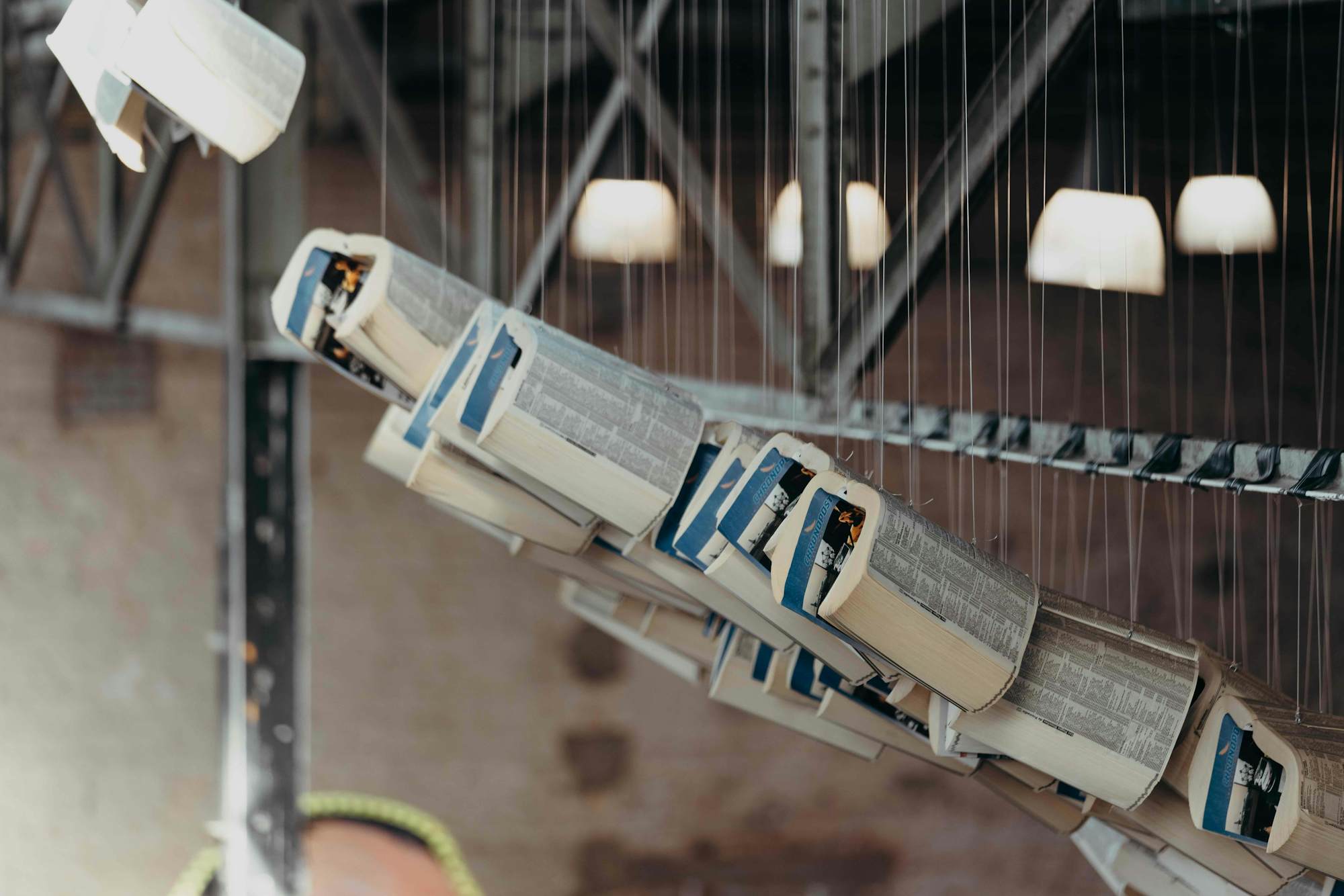 Aimé NTAKIYICA, Verba volant, scripta manent, 2000. Collection de la Province de Hainaut. Photo : Leslie Artamonow