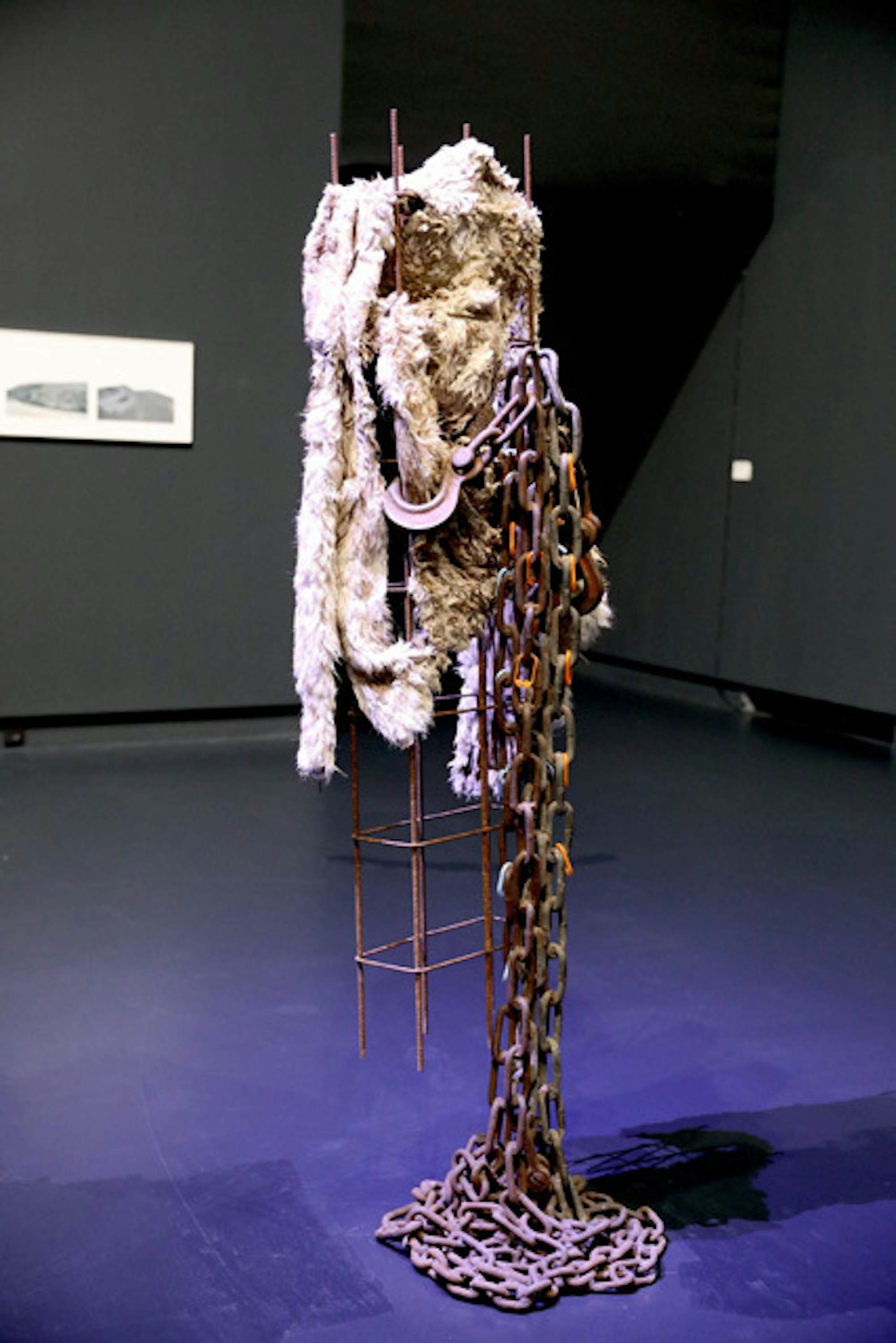 Anita MOLINERO, "Tina", 1998. . Exposition La Colère de Ludd, BPS22, 2020. Photo : Leslie Artamonow