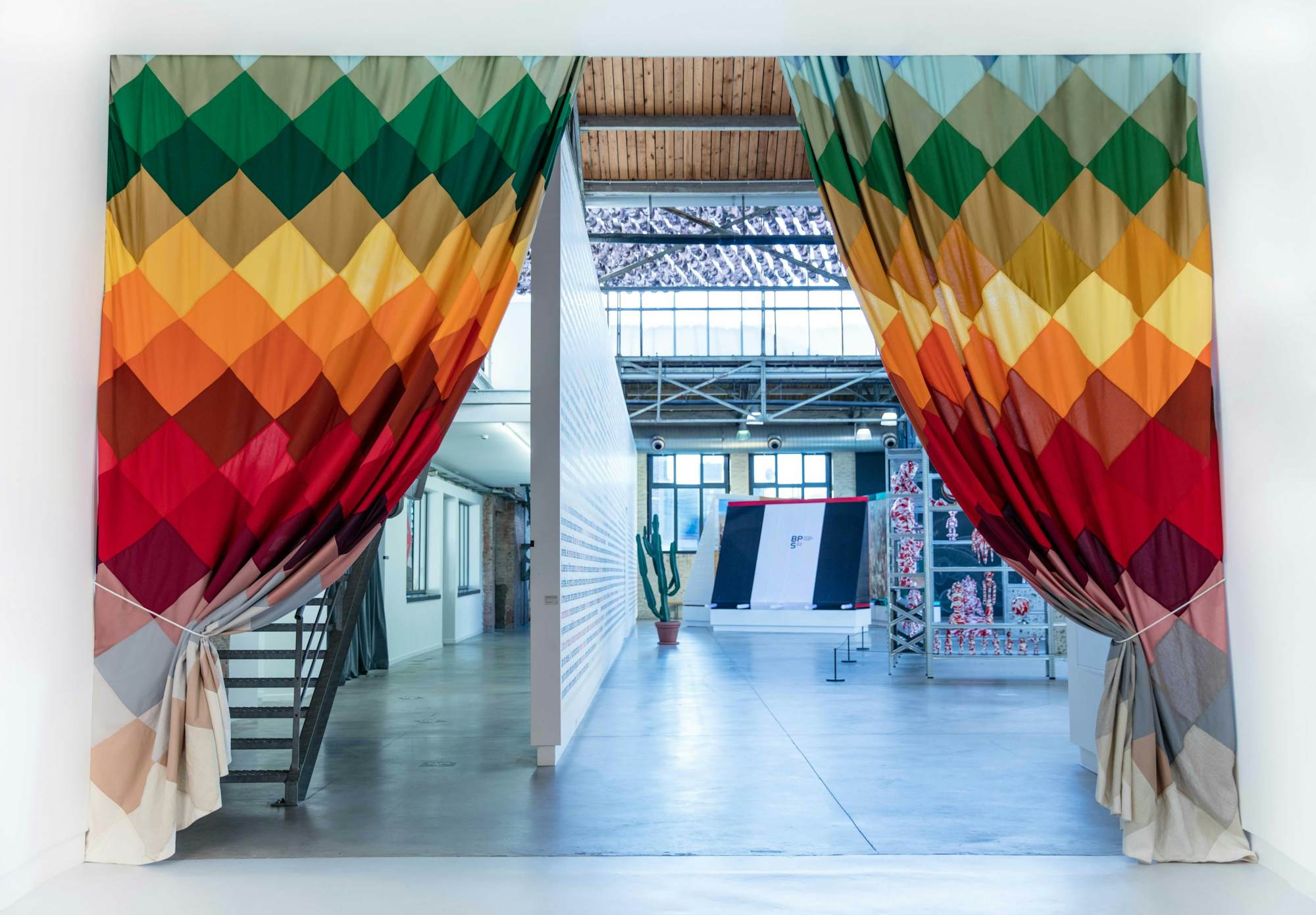 Ulla von Brandenburg, Curtain Diamonds, 2011. Collection de la Provinde De Hainaut