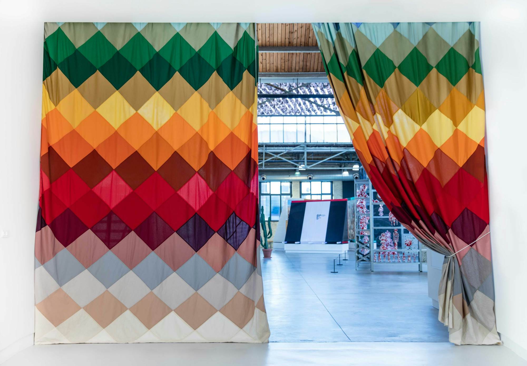 Ulla von Brandenburg, Curtain Diamonds, 2011. Collection de la Provinde De Hainaut