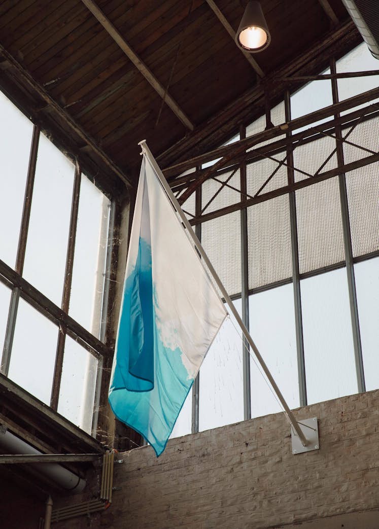 Benoît Félix, "Drapeau national du ciel", 2015. Exposition La Colère de Ludd, BPS22, 2020. Photo : Leslie Artamonow
