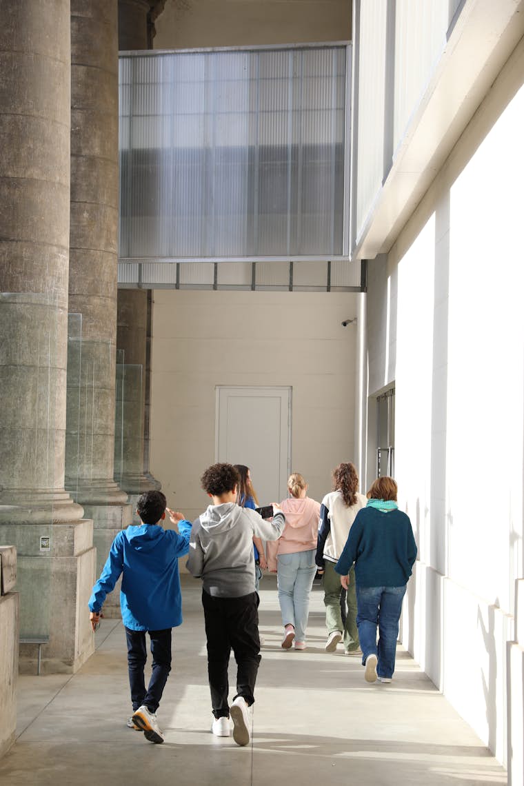 Groupe entrant dans le musée, 2023. Photo BPS22