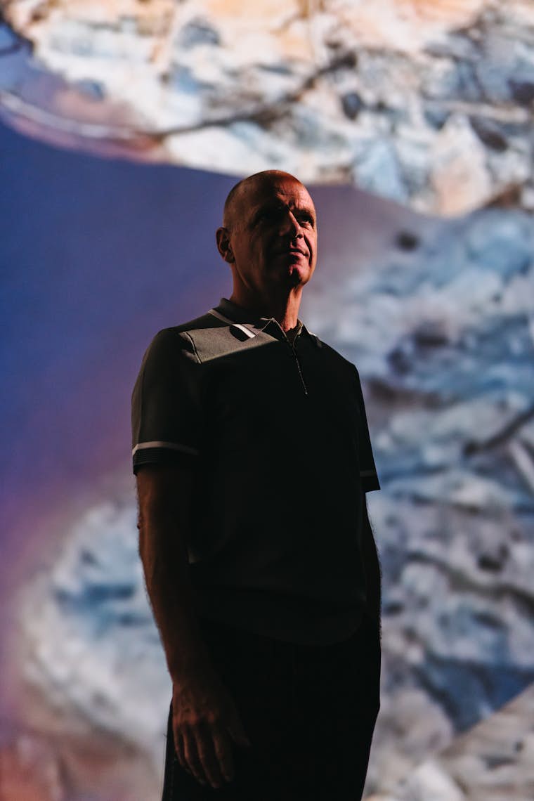 Portrait d'Hervé Charles au BPS22 dans son exposition "Albedo", 2025. Photo Leslie Artamonow