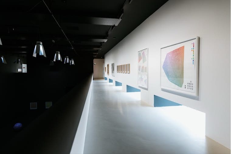Le secret des couleurs, Vue de l'exposition Adrien Lucca au BPS22, 2023. Photo Leslie Artamonow.