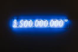 Alain Bornain, 2.500.000.000 secondes, néon clignotant, 2008. Photo Leslie Artamonow