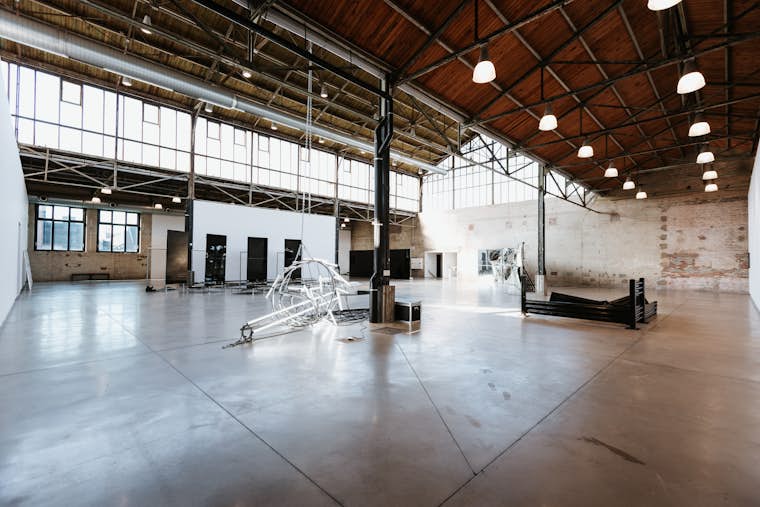 Banks Violette, "the bees made honey in the lion's skull (2005-2023)" (vue d'expo), 2024. Photo Leslie Artamonow.