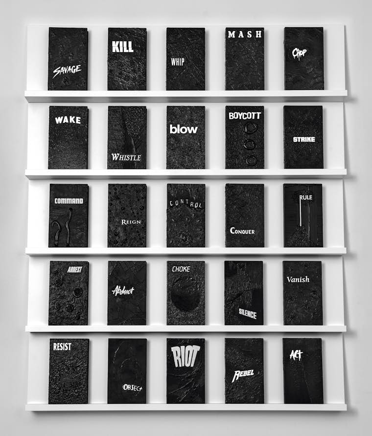 Candice Breitz, Digest (détail), cassettes vidéo dans leur étui en polypropylène, papier, peinture acrylique, 2020. Photo Saverio Cantoni.