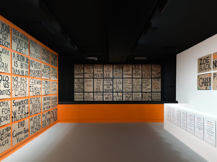 Candice Breitz, "TLDR" (accessoires de tournage), 2017, installation vidéo à 13 canaux. Commandité par B3 Biennial of the Moving Image, Frankfurt Courtesy : Goodman Gallery (London) + KOW (Berlin). Photo Alexey Shlyk