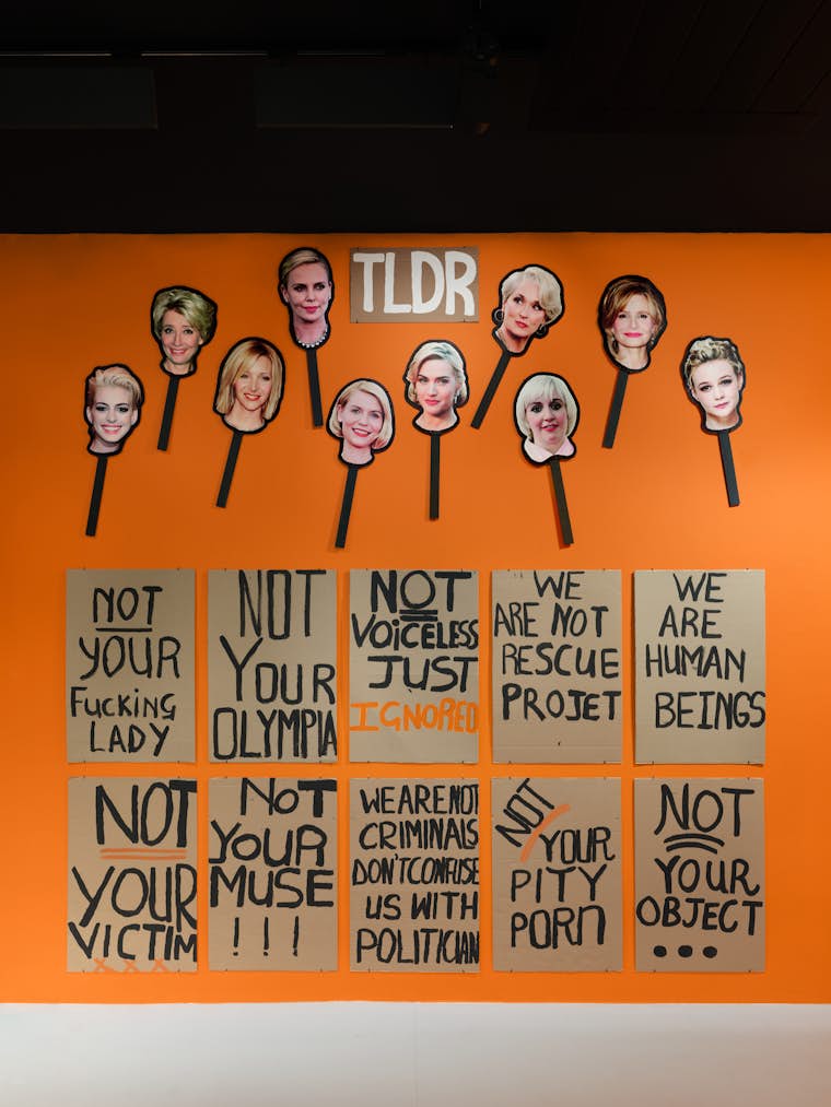 Candice Breitz, "TLDR" (accessoires de tournage), 2017, installation vidéo à 13 canaux. Commandité par B3 Biennial of the Moving Image, Frankfurt Courtesy : Goodman Gallery (London) + KOW (Berlin). Photo Alexey Shlyk