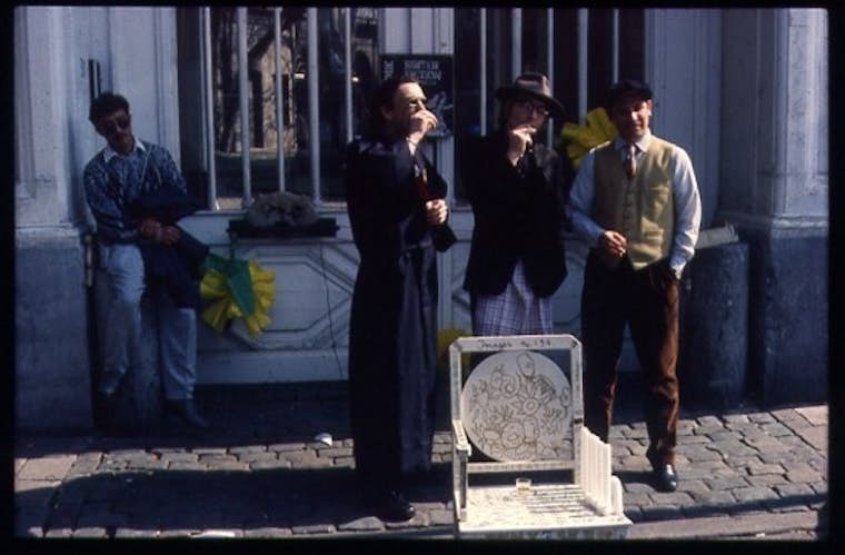 Performance de canonisation de Vincent van Gogh avec la "chaise au Iris", Jef Lambrecht, Anvers, 1990.