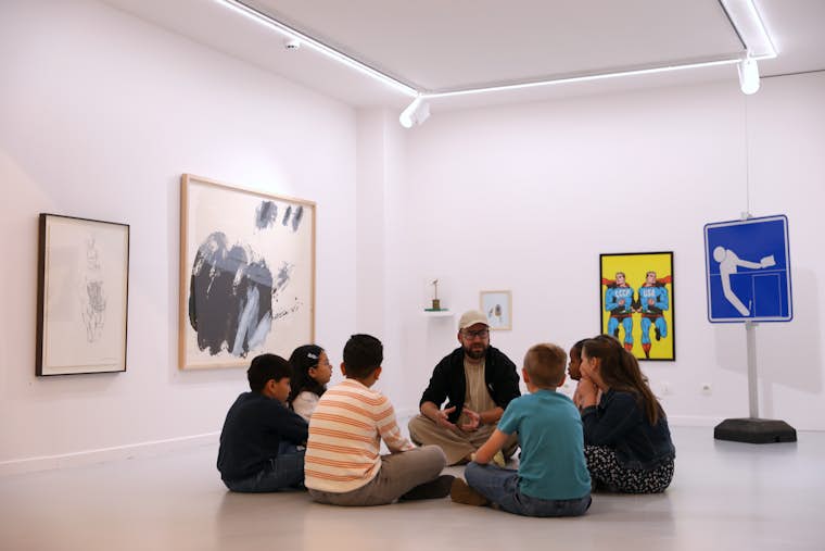 Discussion dans l'espace didactique du Petit Musée - L'art content/comptant pour rien...!?, 2023. Photo BPS22